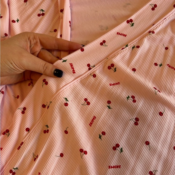 SKIMS Limited Edition Cherry print short robe - Picture 4 of 4